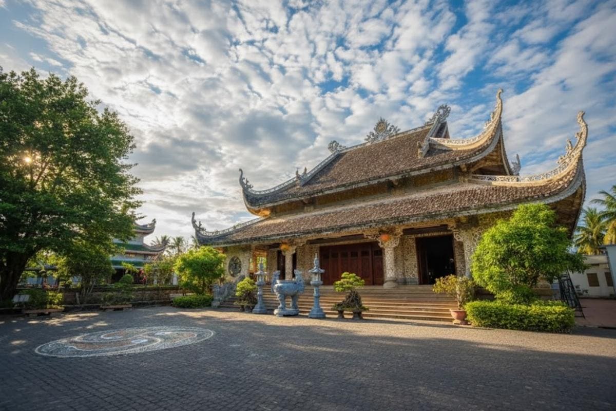 Chùa Thanh Lương - Ngôi chùa độc đáo từ san hô và gáo dừa.